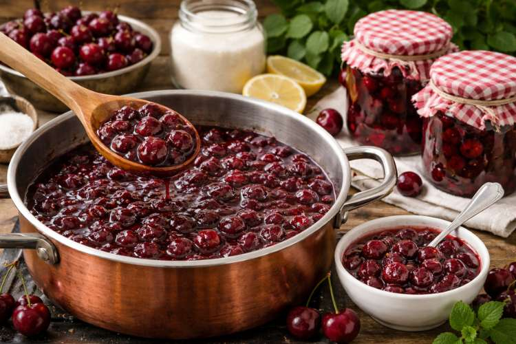 Заготовки на зиму из вишни: ТОП-10 рецептов, которые сохранят вкус лета